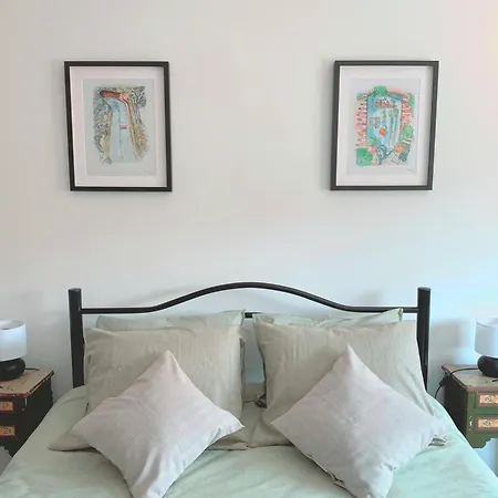 Family With Balcony, 5 Min From The アパート